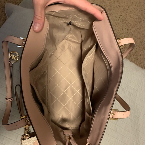 Michael Kors tote and wallet . - Picture 2 of 8